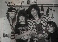 Axl Rose, along with Steven Tyler and his daughters Liv and Mia, at the Aerosmith concert in 1993. (Image via X/@ImagenRetro)